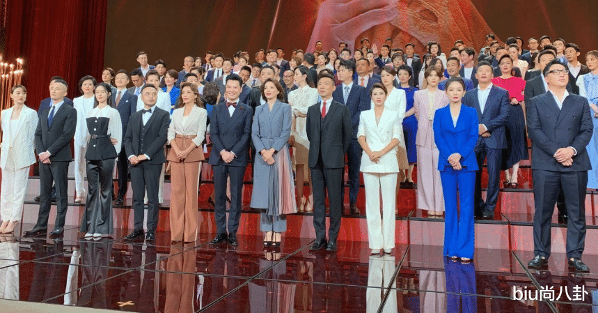 董卿|为何女主持上台从不穿短裤？看了董卿和后辈们的坐姿，瞬间明白了