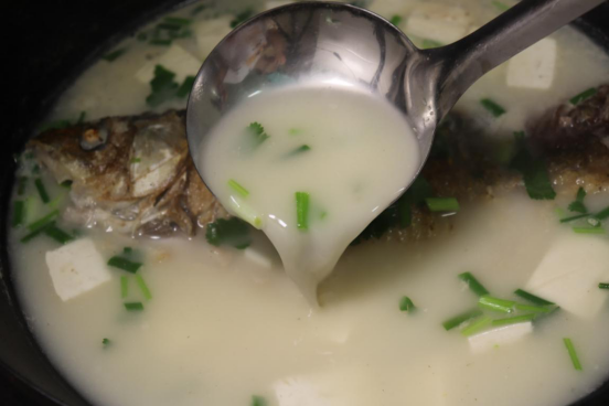 鲫鱼豆腐汤■把一大瓶雪碧倒入鱼盆中，不到2分钟，鲫鱼的反应让人想不到