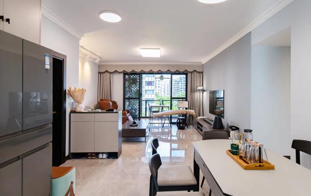 |137㎡简约风三室两厅装修，7m通长的大阳台，太爽了