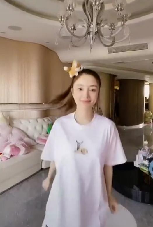 【贾乃亮】李小璐在家跳舞却被身后沙发上的男人抢镜,网友:真和贾乃亮复合了