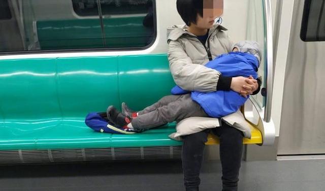 浦江▲4岁女童在地铁拉肚子，遭大妈辱骂没教养，妈妈的做法让大妈羞愧！