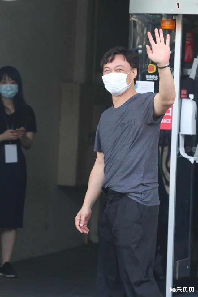 陈奕迅|陈奕迅举办线上演唱会，不仅被网友吐槽唱错歌词，穿衣打扮还像大爷