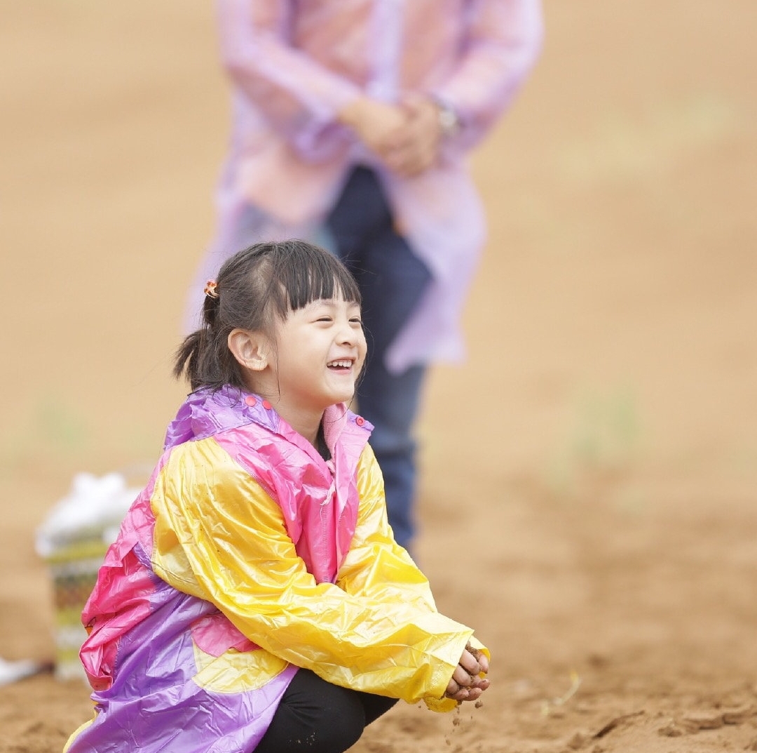 『田雨橙』多多森碟现身儿童节音乐会，分别表演钢琴小提琴，获赞音乐美少女