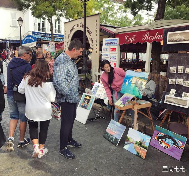 #张馨予#张馨予现身国外街头摆地摊，穿粉衣变俏画家，画作引众人驻足太火