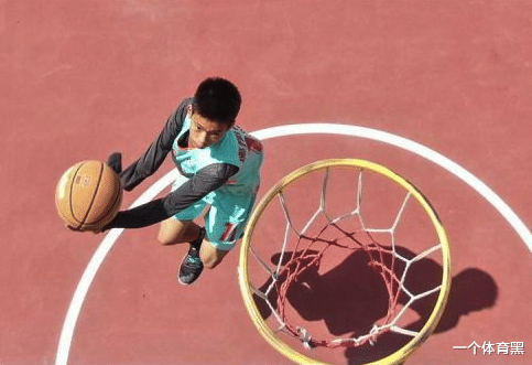 [朱芳雨]独臂少年有多火？库里的礼物、塔克的鞋，都不如朱芳雨的这一句话