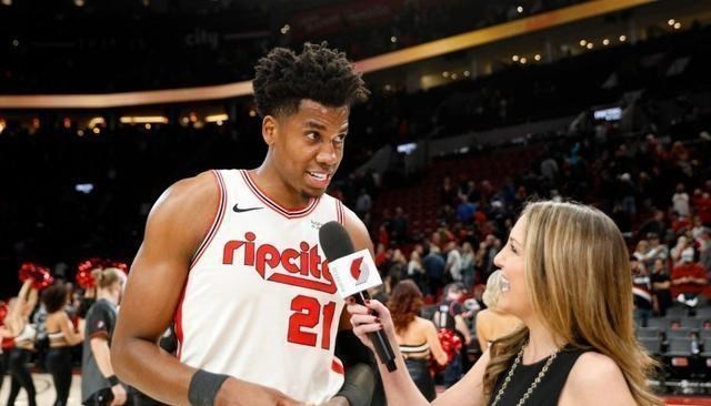 安东尼·戴维斯▲猛追湖人2大内线，开拓者虎口夺食！浓眉哥郁闷了，霍华德或离队