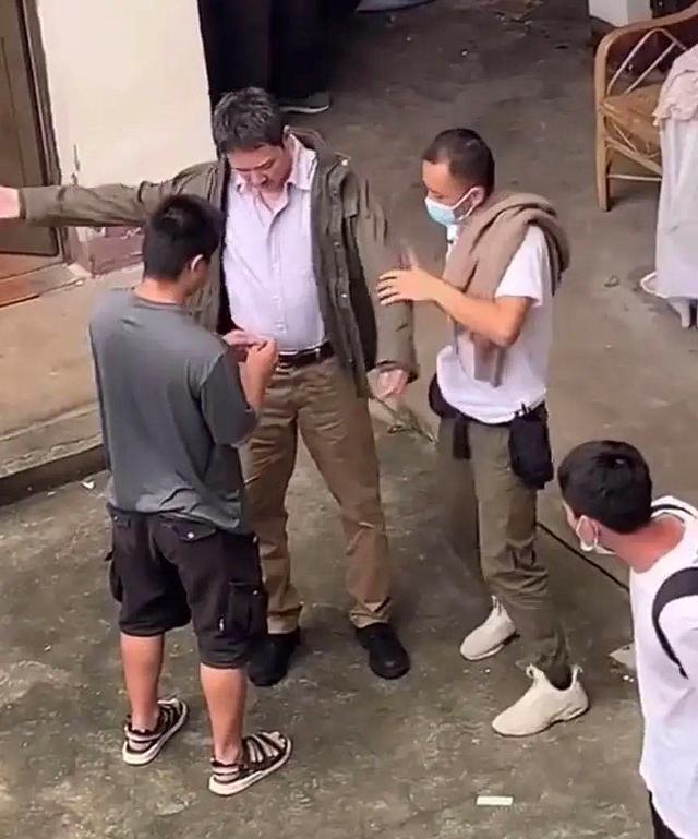 冯绍峰|41岁冯绍峰苍老难掩，近照挺大肚头发花白，对比赵丽颖却愈发美艳