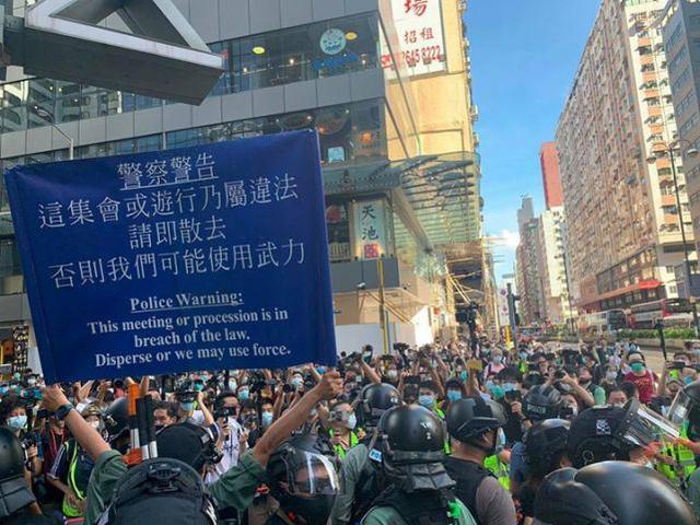 香港：港媒：香港警方拘捕涉嫌非法集结53人，包括两名区议员