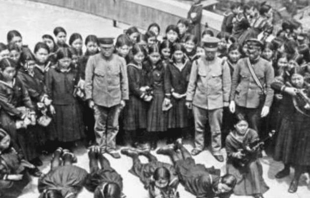 「东北军」日寇是如何对待荷兰女人的，相当流氓，花样百出，简直不忍直视