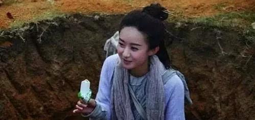 #鹿晗#明星片场休息杨幂抠脚,黄晓明抱杨颖睡觉,看到赵丽颖我笑了