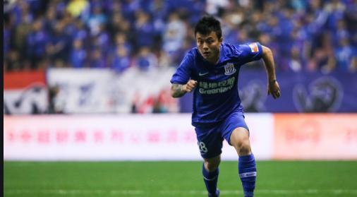 国足|新国足27人名单浮现：7大悍将落选，两神锋驰援，中场一人成亮点