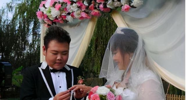 结婚|17年前，因一张照片爆红的“网红小胖”，如今结婚生女模样大变