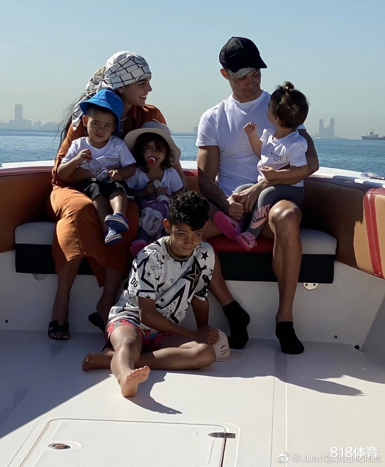 「C罗」父爱如山!C罗开饭前教3宝宝用洗手液,马特奥娜娜捧场王,伊娃嫌脏