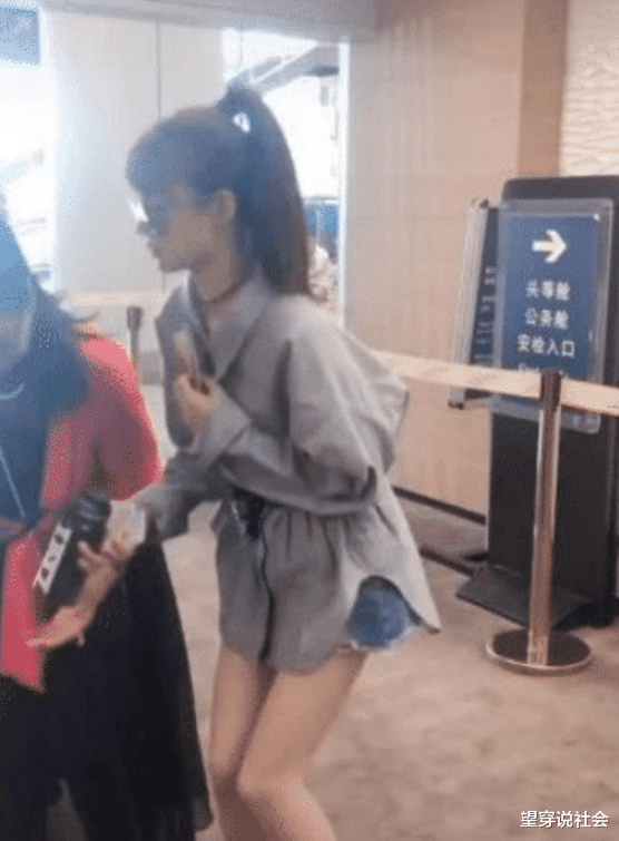 沈梦辰@杜海涛到底有多幸福？沈梦辰蹲下那一刻，网友：太撩人了！