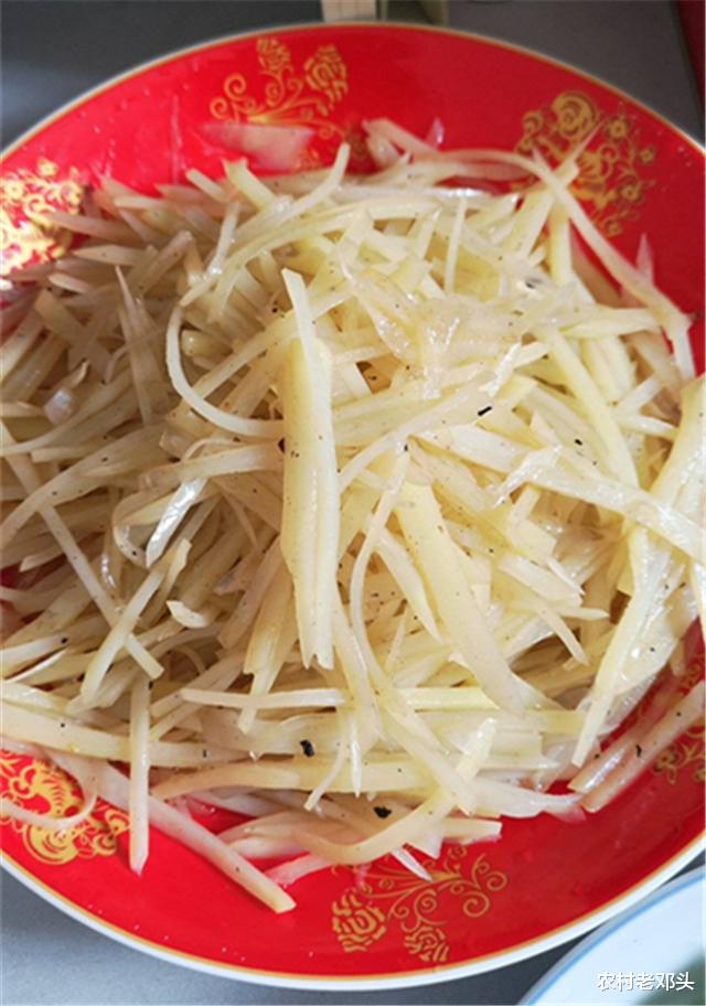 【黄瓜】同事天天来家里蹭饭，媳妇花三十元做了一桌菜，此后再也没来了！