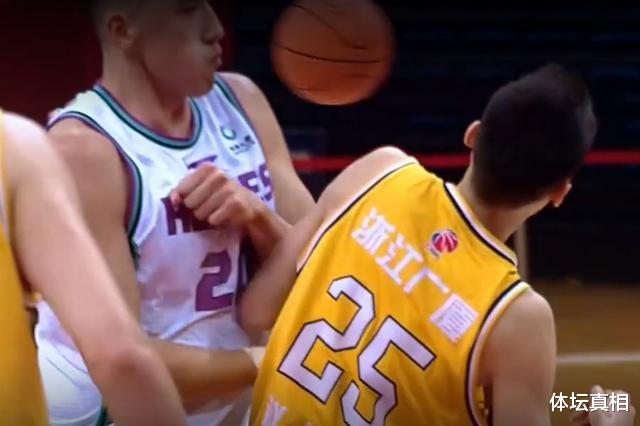 山东男篮|山东男篮打出惨烈一战！陶汉林不到三节被罚下，王汝恒伤退离场