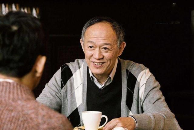 「金士杰」57岁时娶了他22岁的学生, 60岁突然喜得双胞胎, 今过成这样