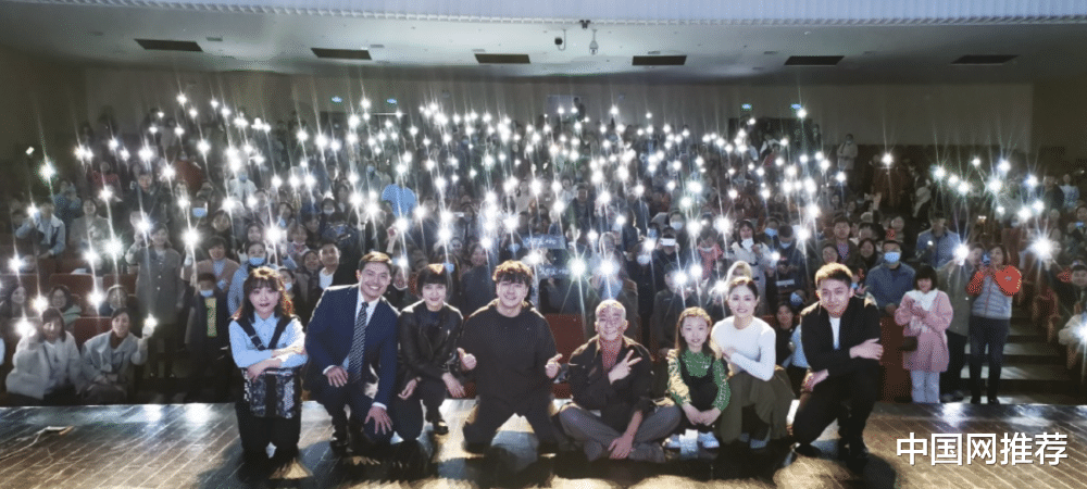 综艺节目|翟天临罕见晒近照，稳居合影C位，直呼一周演两部话剧压力大