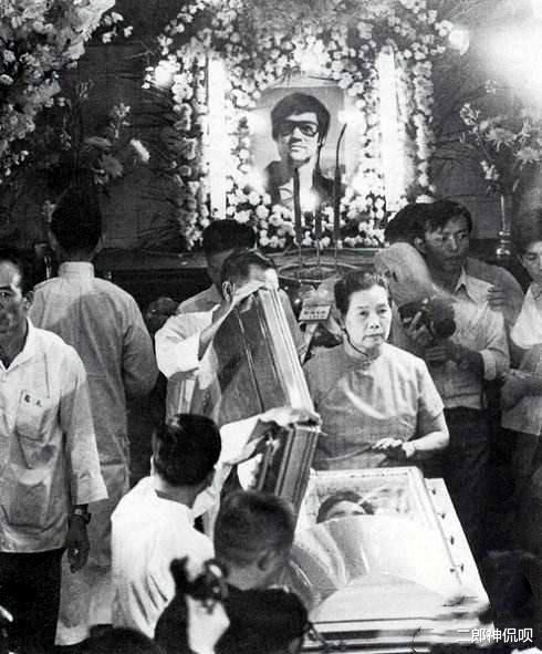 李小龙|无法重拍的瞬间：拉黄包车的李小龙，听MP3的狄仁杰，搭肩刘晓庆的铁榔头