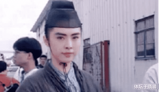 「周星驰」王祖贤多年前剧照流出，有谁注意过她旁边的小记者？如今成一线巨星