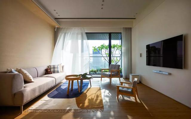 地板|客厅连接阳台,要不要装隔断门?幸好我精明,一锤下去赚了好几万