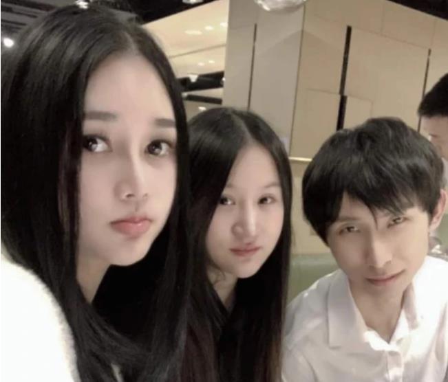 梦泪@主播冒充AG梦泪长达三年，关注近100w，露脸后粉丝全炮光