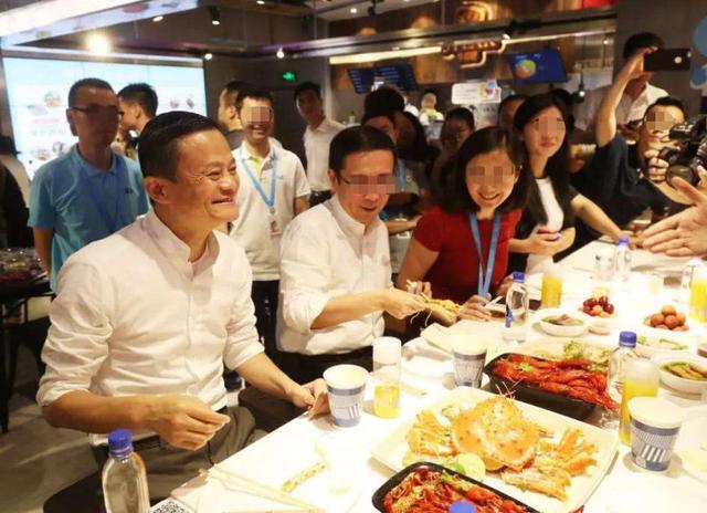 阿里巴巴■阿里巴巴员工餐VS华为员工餐，网友：有的人活着，他已经“没”了