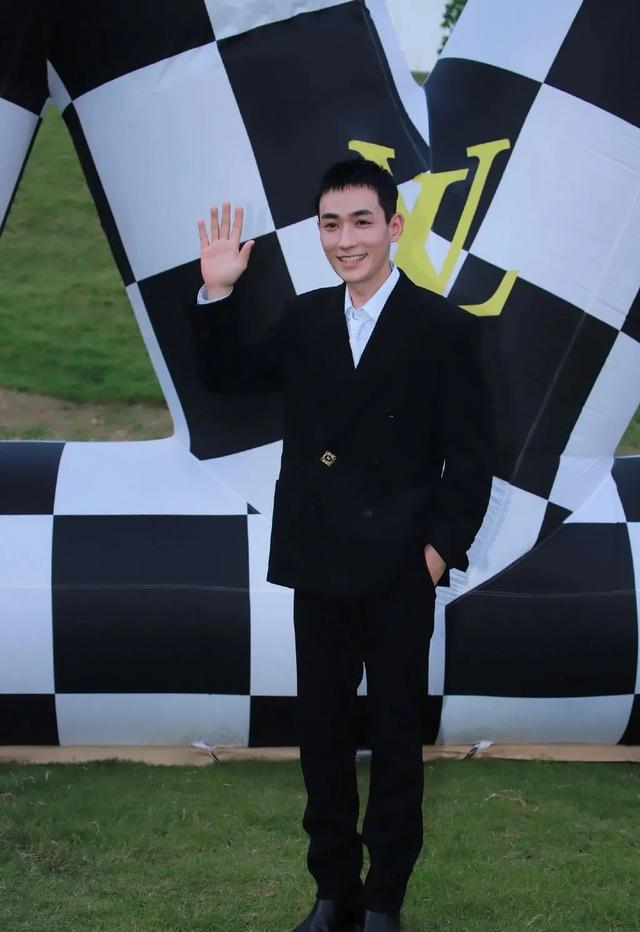 迪丽热巴|大牌看秀现场生图：热巴疲态尽显，虞书欣星味全无，欧阳娜娜脸肿