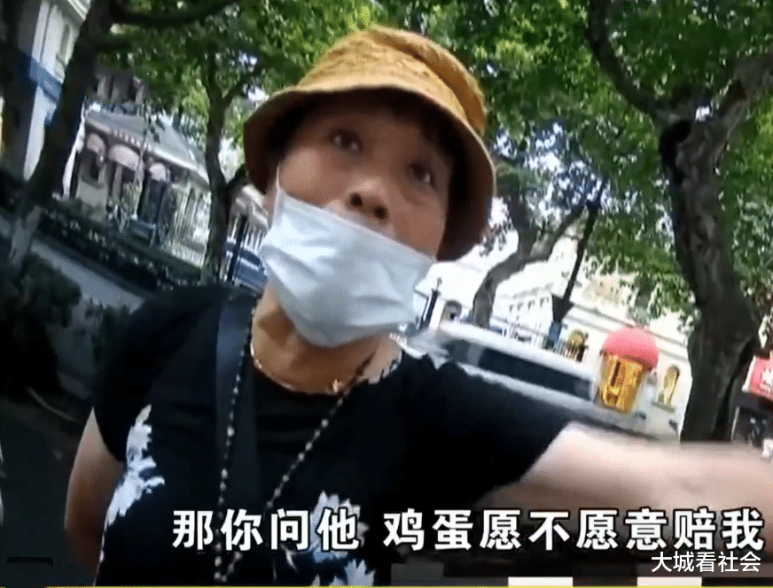 大城看社会|大妈骑共享单车逆行，把过马路的小伙撞倒，非要小伙道歉才能走