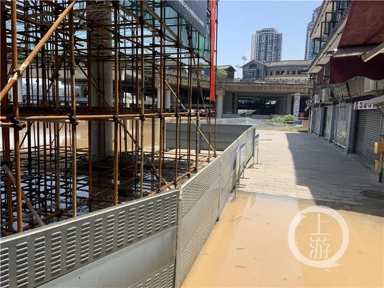 重庆晚报|直击洪峰过境，重庆朝天门码头被淹没