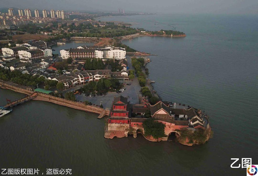乙图|航拍巢湖1700年古庙，被洪水围困成孤岛，仍巍然屹立