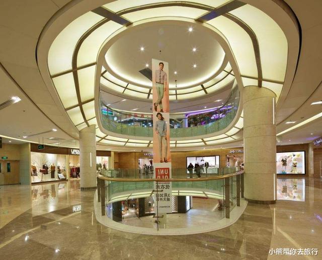 |郑州中原区最大的商场，规模30万平方米，装修奢华消费却很亲民