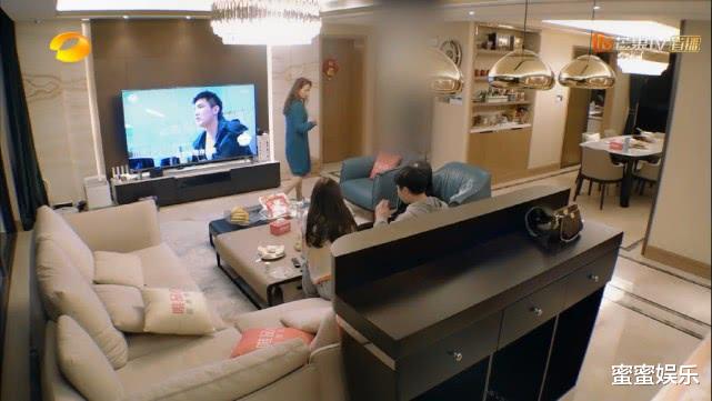 王鸥■同为重组家庭，王鸥和同母异父妹妹关系淡，阚清子开心给继父养老