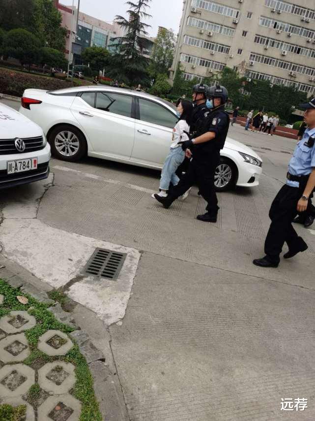 【毁容】成都女生毕业典礼追砍室友更多细节！受伤女生脸部重伤恐毁容！