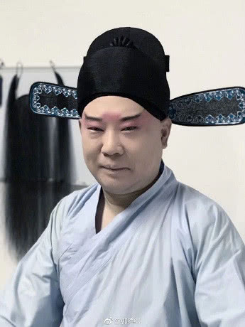 『』何云伟暗讽郭德刚是京剧“门外汉”，郭德纲晒票房：有个词叫售馨！