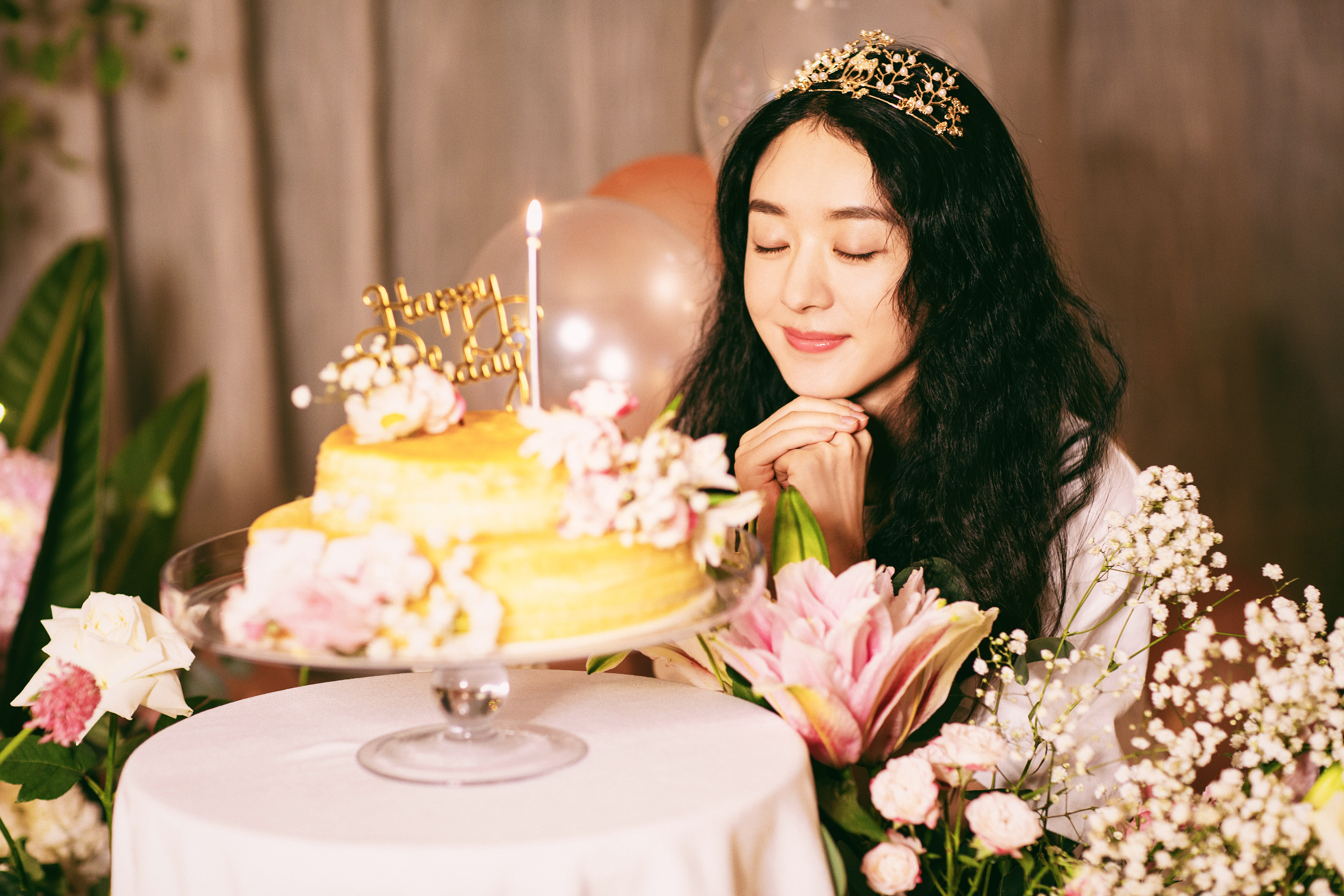 赵丽颖|赵丽颖击败宋茜拿到金鹰奖，深夜还曝庆生照，85花旦双喜临门