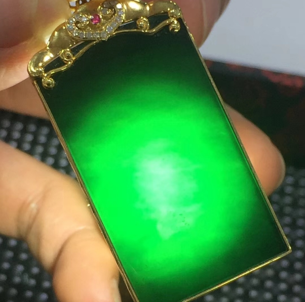 「玉雕」帝王绿的来历！论这奇石佩戴的好处，是否真如此神奇？