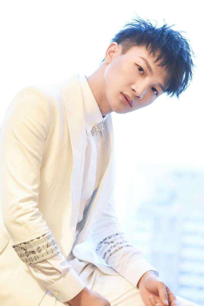 周深|努力追求自己的梦想，严格要求自己，周深终于成为乐坛一匹黑马