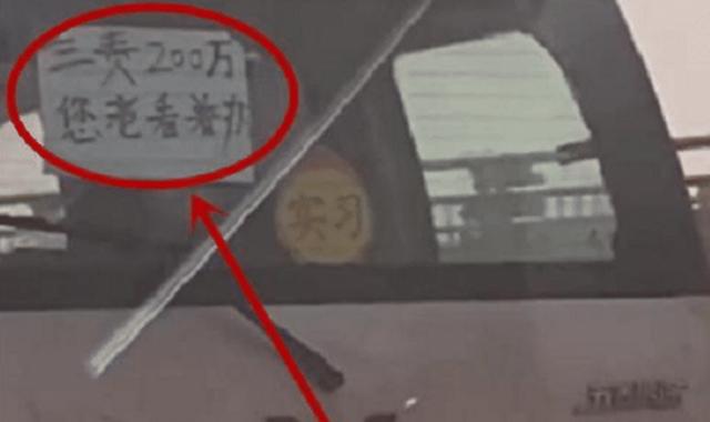 劳斯莱斯|面包车撞上百万劳斯莱斯，车主淡定抽烟丝毫不怕：看看车后面写着啥