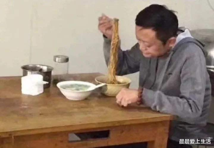 泡面|马云的午餐在朋友圈炸了，营养丰富，网友：有钱人更知道珍惜粮食