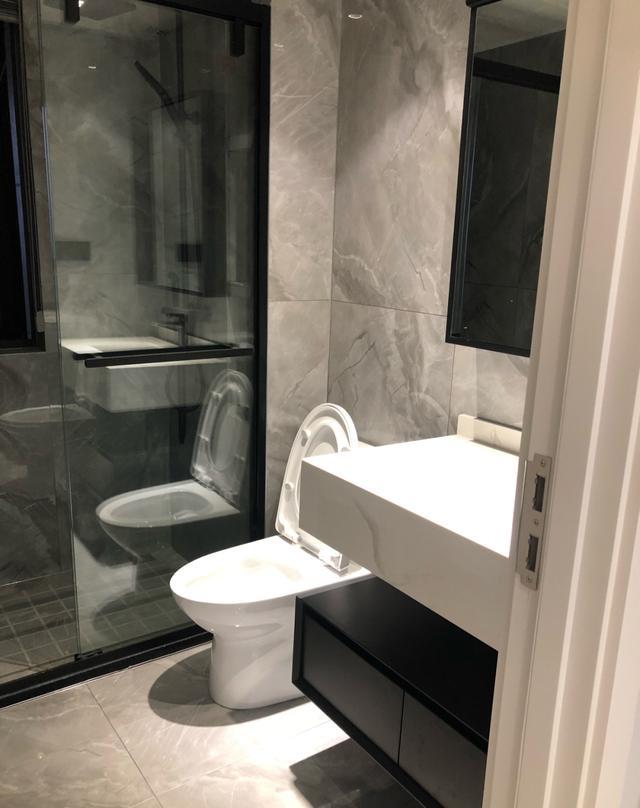 |晒晒花了一年装修的新房，家具已入场就剩软装，灰色瓷砖选对了！