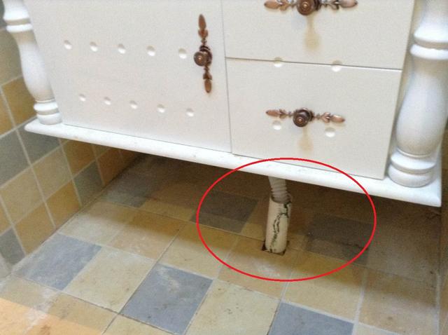 排水走地装悬空柜，丑不说清洁还是大麻烦！换我就花点钱改这样！