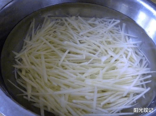 土豆丝@炒土豆丝前，用水冲洗是错的！40年大厨教你3大技巧，爽脆不粘锅