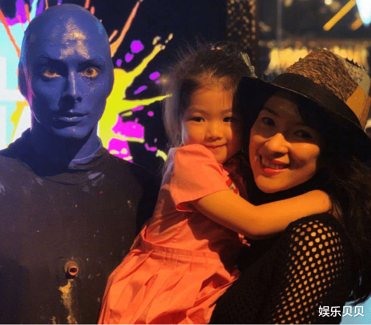 章子怡|章子怡女儿也长发及腰,5岁醒醒搂着小苹果,姐妹俩撞发型又撞脸