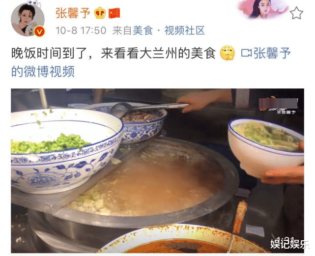 张馨予|张馨予跟老公回家过节，一起逛美食街，手比大锅撒娇说自己拳头小