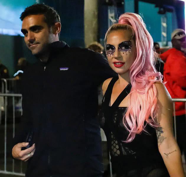 ladygaga公开确认新恋情 首次晒男友亲密合照