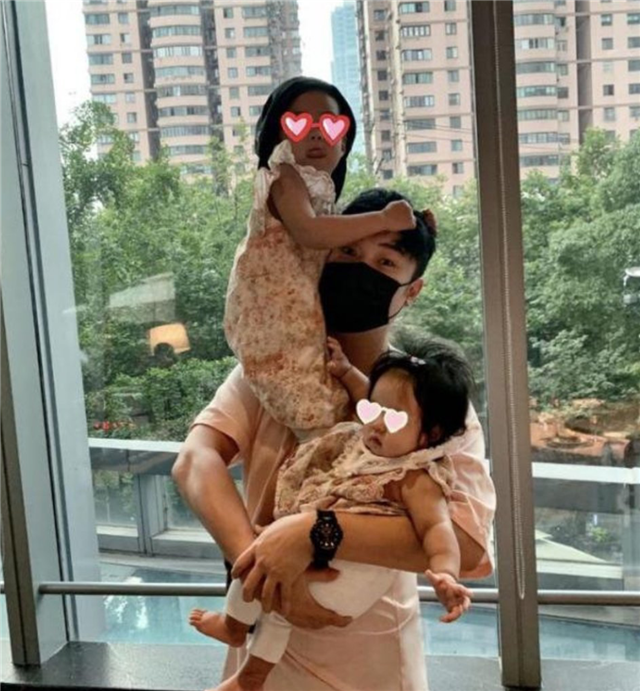 張子萱帶女兒遊玩迪士尼，抱著女兒臉上洋溢著幸福的微笑-圖6