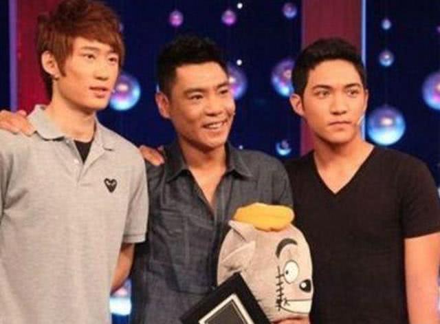 「屠洪刚」乐坛知名歌手，3段婚姻才收获真爱，如今51岁有4个孩子