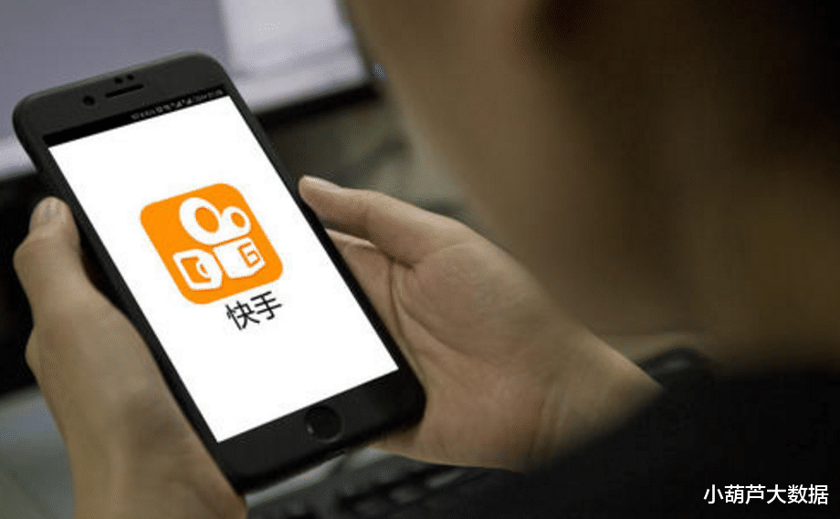 快手视频|熟人社交下的“家族”网红模式，快手是爱？还是恨？