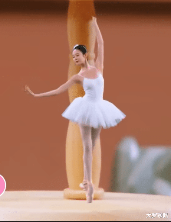 张艺凡■张艺凡比关晓彤高，同时穿上“芭蕾服”却尽显娇小，看到腰我懂了